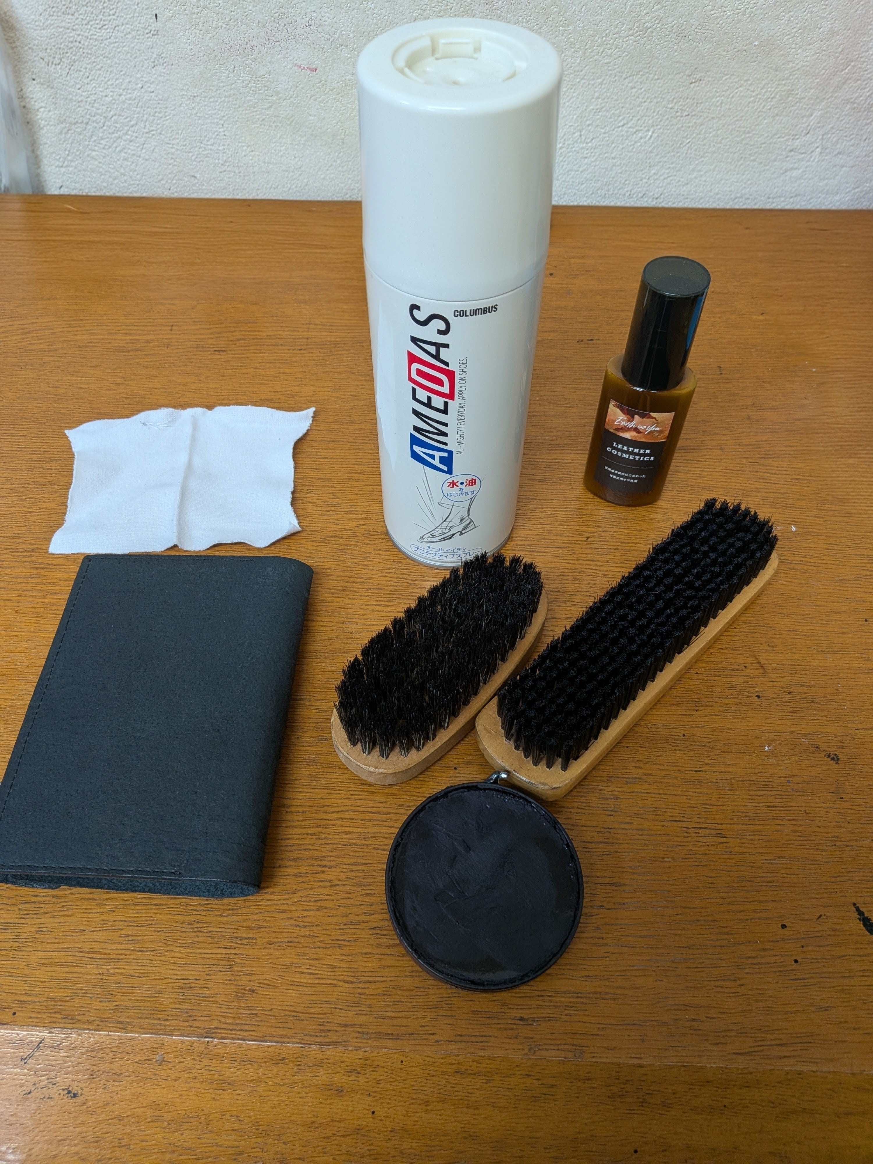 革製品を長く愛用するために。プロが教える「失敗しない」手入れと防水スプレーの基本
