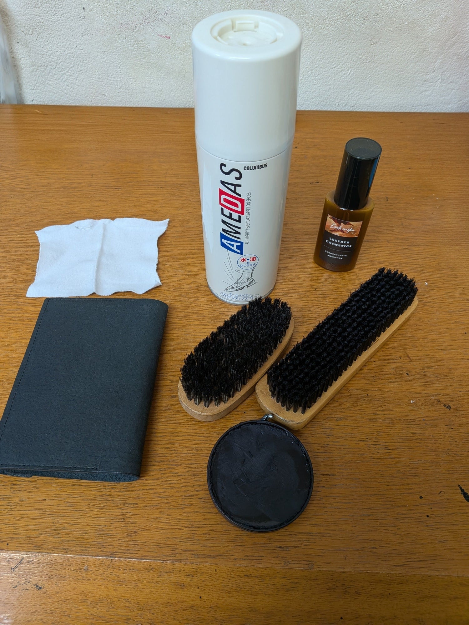 革製品を長く愛用するために。プロが教える「失敗しない」手入れと防水スプレーの基本